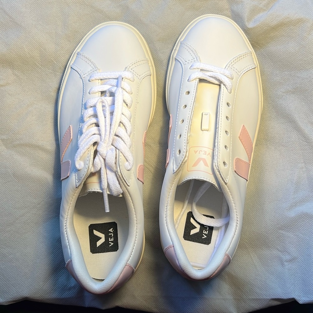 VEJA Esplar Leather Sneaker